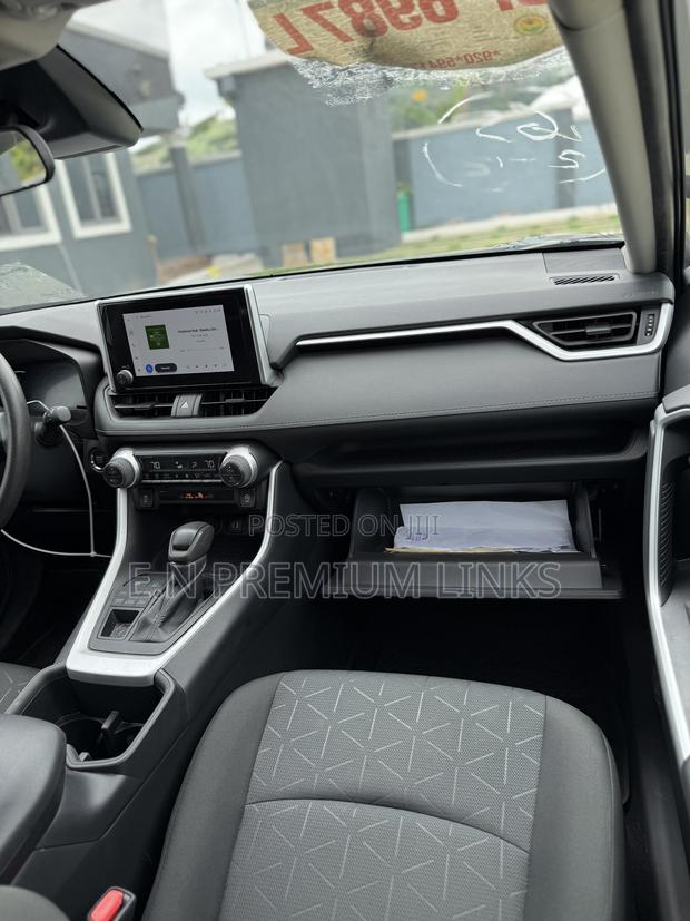 Toyota RAV4 XLE AWD 2023 Silver photo 8