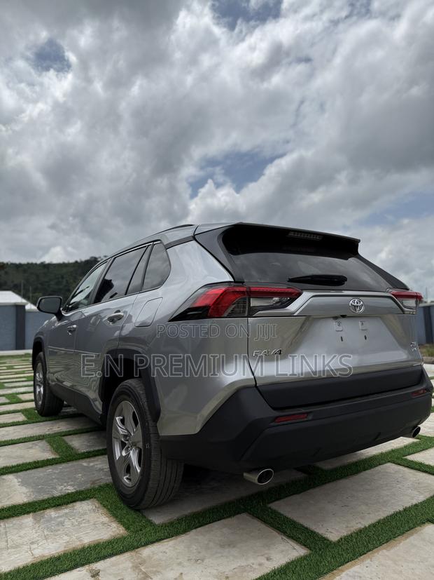 Toyota RAV4 XLE AWD 2023 Silver photo 9