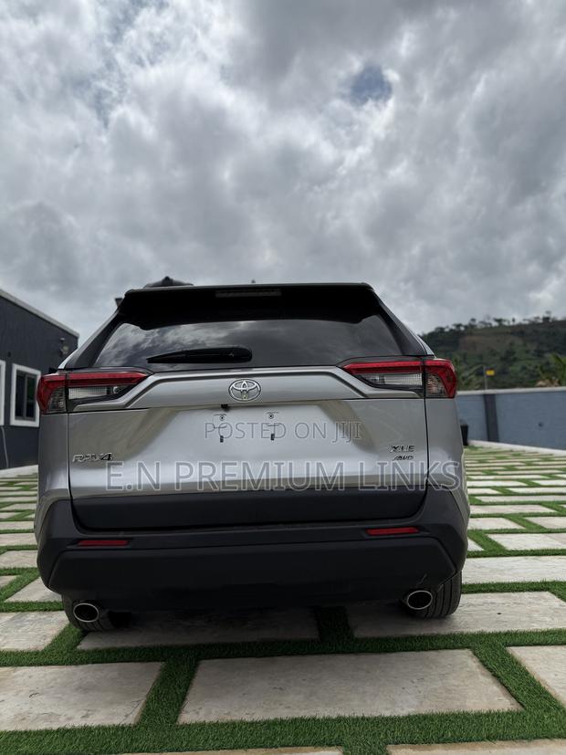 Toyota RAV4 XLE AWD 2023 Silver photo 10