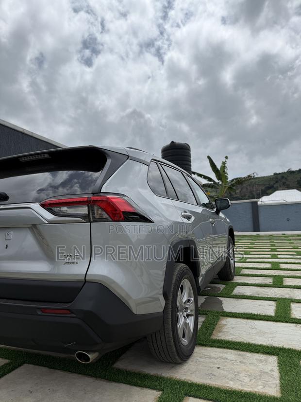 Toyota RAV4 XLE AWD 2023 Silver photo 11