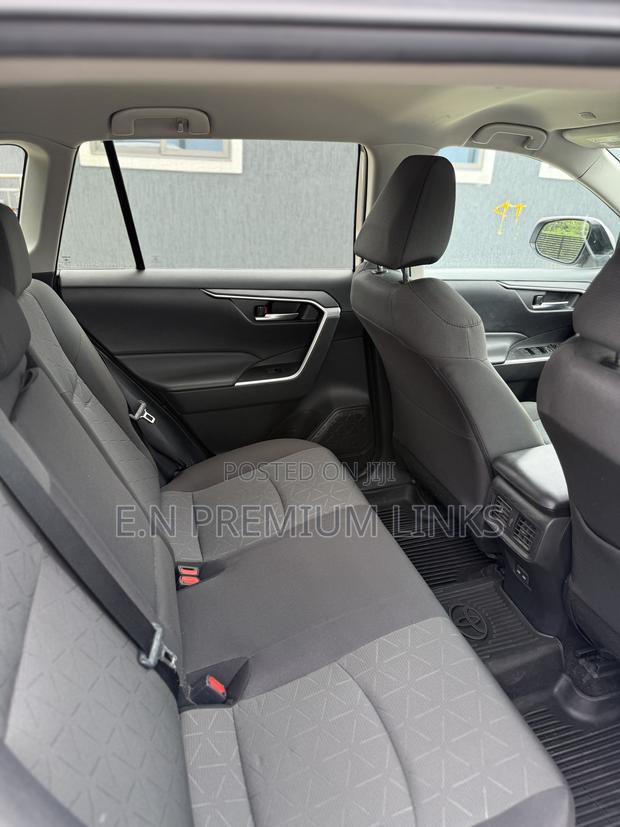 Toyota RAV4 XLE AWD 2023 Silver photo 12