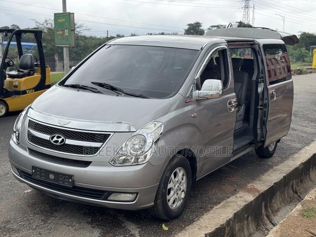 Hyundai Starex 2011 Silver photo 3
