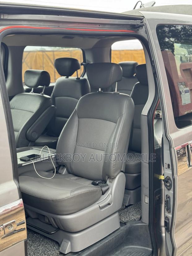 Hyundai Starex 2011 Silver photo 10