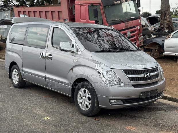 Hyundai Starex 2011 Silver photo 2