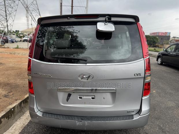Hyundai Starex 2011 Silver photo 4