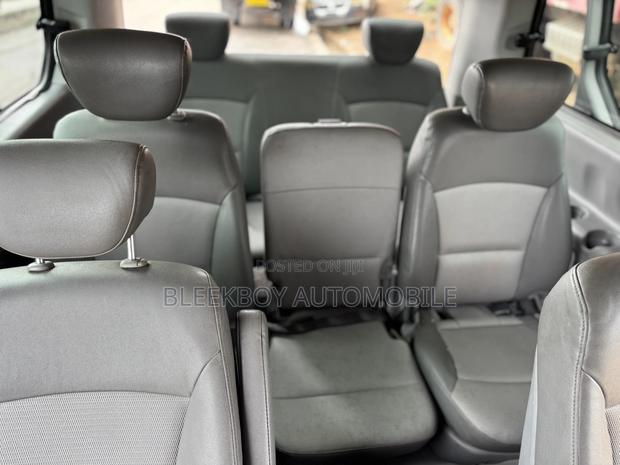 Hyundai Starex 2011 Silver photo 9