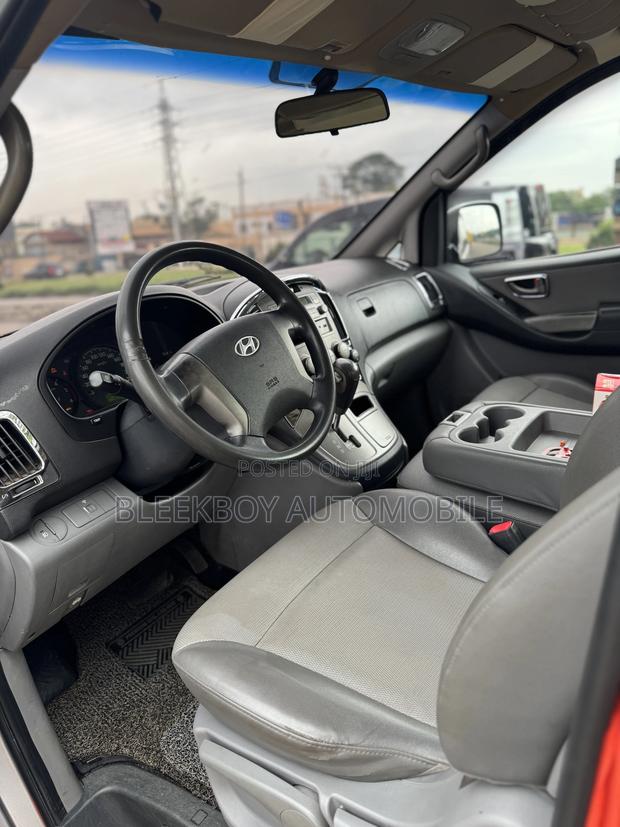 Hyundai Starex 2011 Silver photo 11