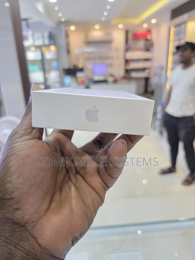 New Apple iPhone 17 256 GB Purple · Photo 2