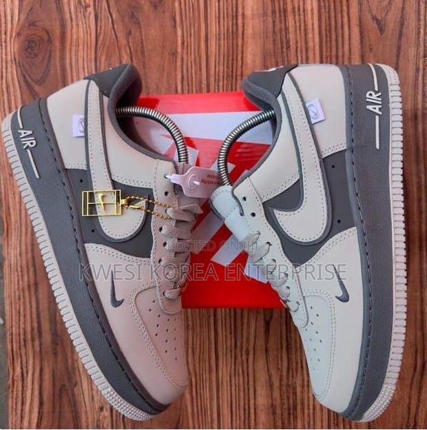 Nike Air Sneakers · Photo 3