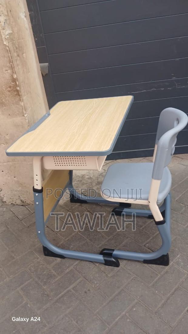 Deskand Chairs for Schools · Photo 2