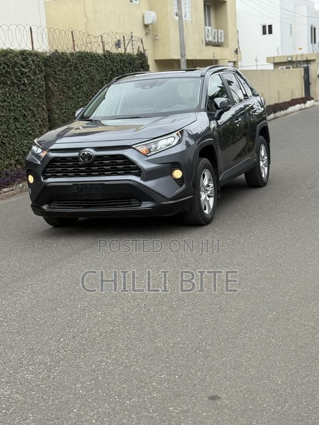 Toyota RAV4 XLE FWD 2020 Gray photo 2