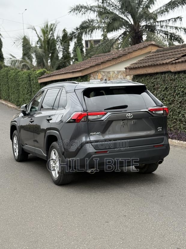Toyota RAV4 XLE FWD 2020 Gray photo 3