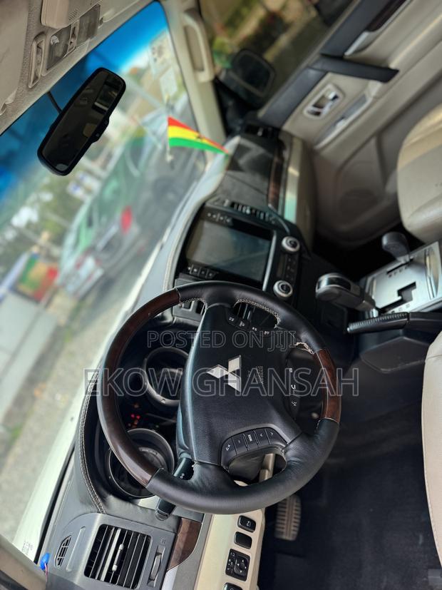 Mitsubishi Pajero 2012 White