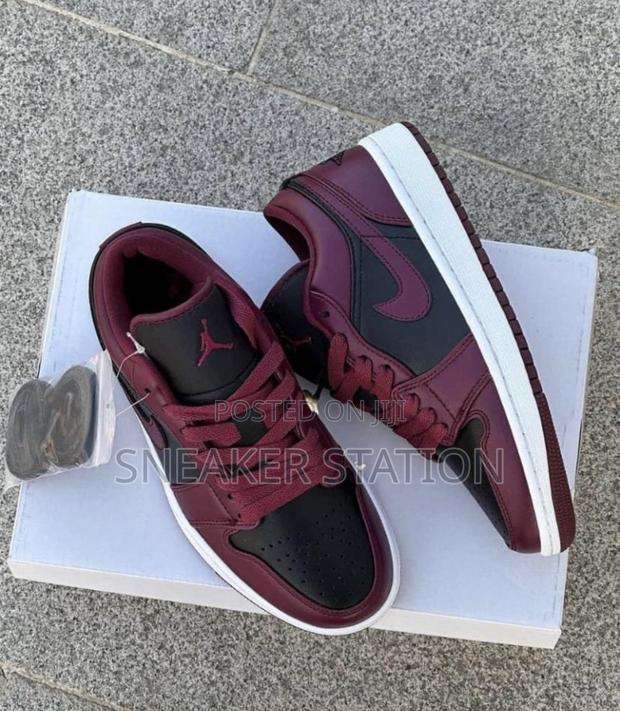 Air Jordan Retro 1 Dark Beetroot · Photo 3