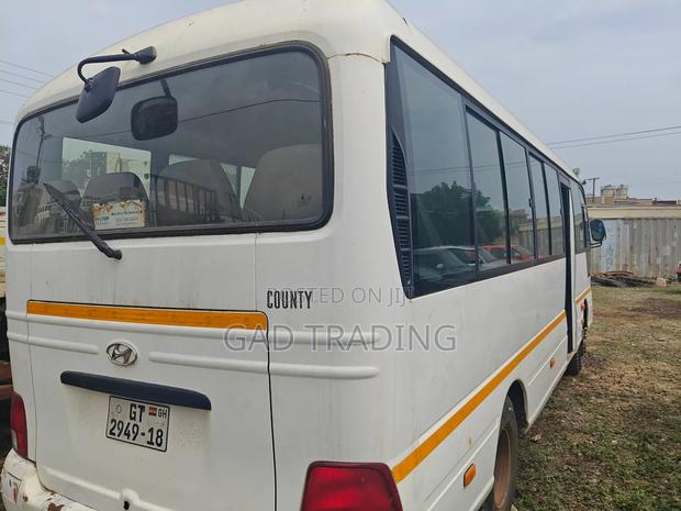 Hyundai County 2018 White photo 3
