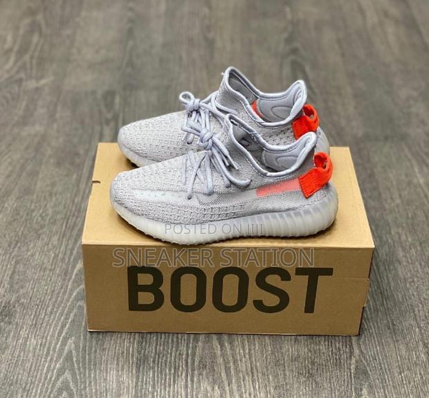 Adidas Yeezy Boost 350 Tail Light · Photo 3