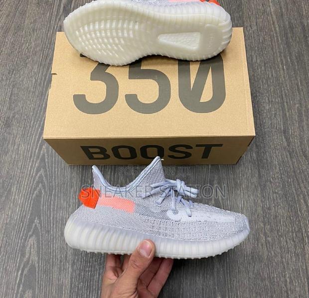 Adidas Yeezy Boost 350 Tail Light · Photo 4