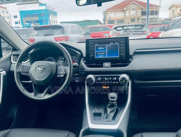 Toyota RAV4 XLE Premium 2021 Black