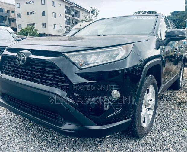 Toyota RAV4 XLE Premium 2021 Black