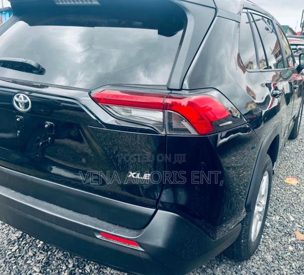 Toyota RAV4 XLE Premium 2021 Black