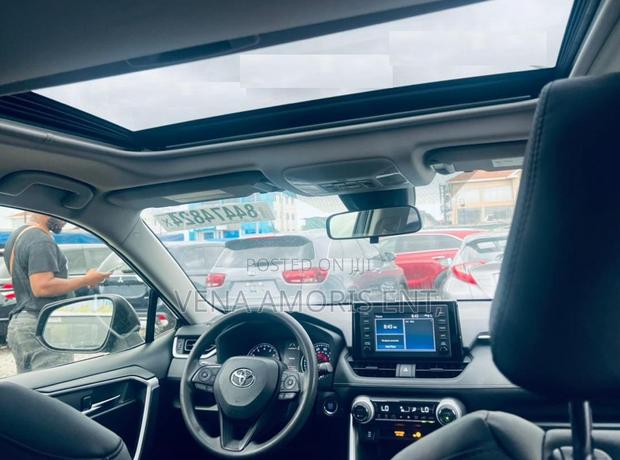 Toyota RAV4 XLE Premium 2021 Black