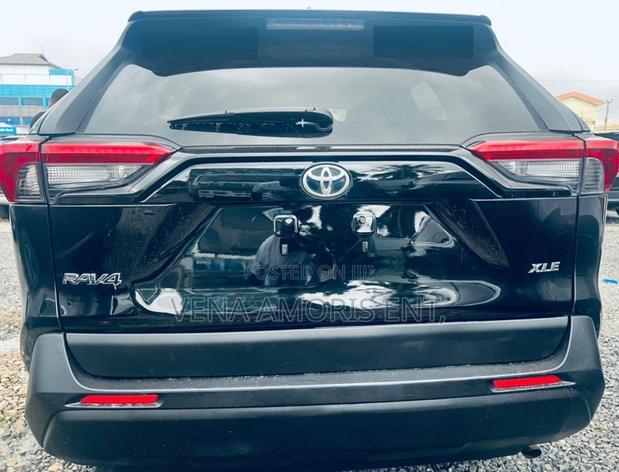 Toyota RAV4 XLE Premium 2021 Black