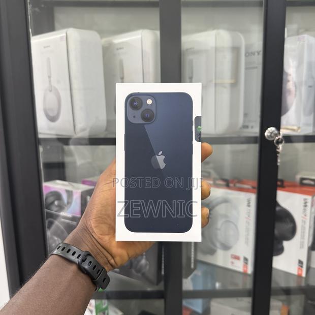 New Apple iPhone 13 128 GB Black · Photo 2