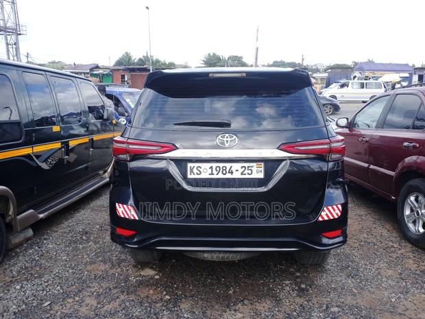 Toyota Fortuner 2018 Black photo 3