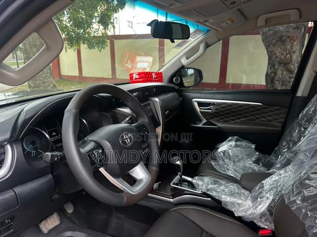 Toyota Fortuner 2018 Black photo 2