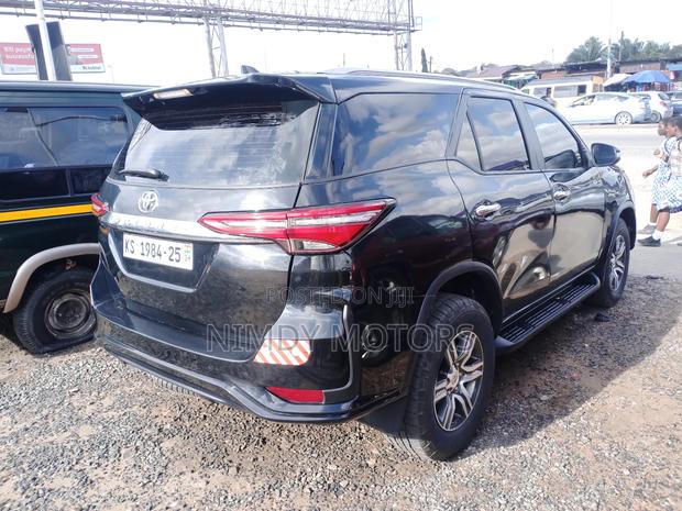 Toyota Fortuner 2018 Black photo 5