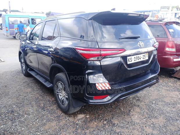Toyota Fortuner 2018 Black photo 6