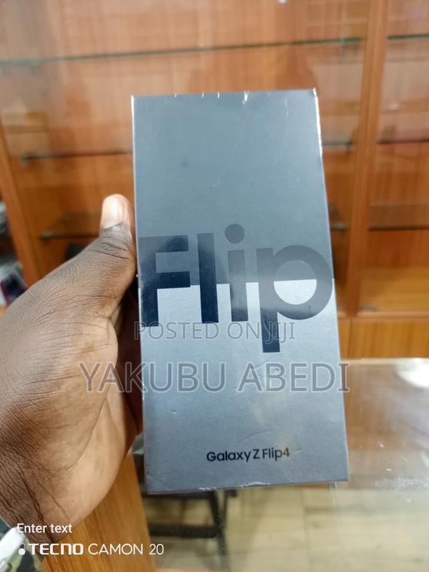 New Samsung Galaxy Z Flip4 256 GB Black · Photo 1