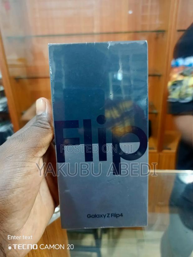 New Samsung Galaxy Z Flip4 256 GB Black · Photo 2