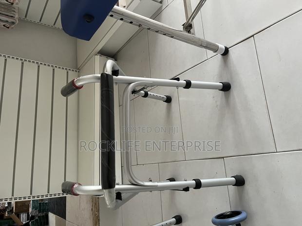 Pediatric Walking Frame Without Wheels · Photo 4