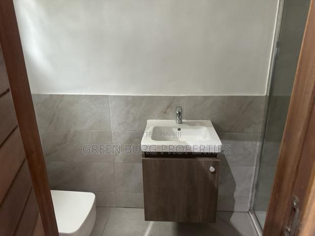 3bdrm Townhouse/Terrace in East Legon for sale photo 9
