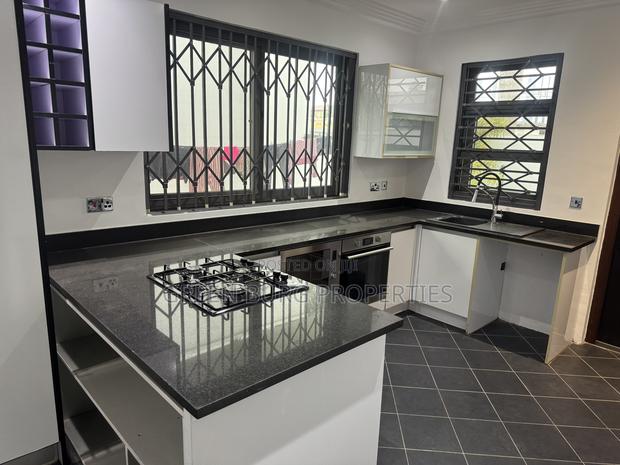 3bdrm Townhouse/Terrace in East Legon for sale photo 13