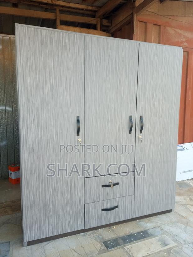 3 Doors Wardrobe · Photo 4