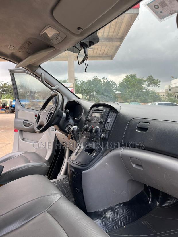 Hyundai Starex 2012 Black