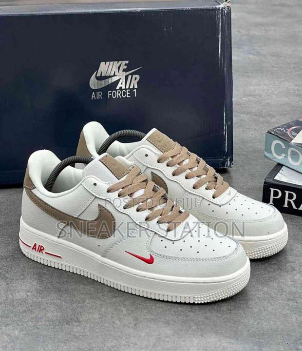 Nike Air Force 1 Premium Sneaker · Photo 3