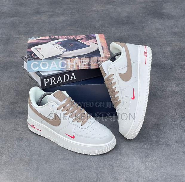 Nike Air Force 1 Premium Sneaker · Photo 4