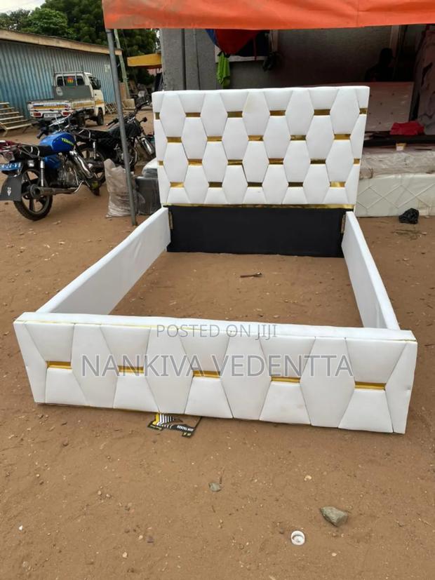 Design Double Bedframe · Photo 2