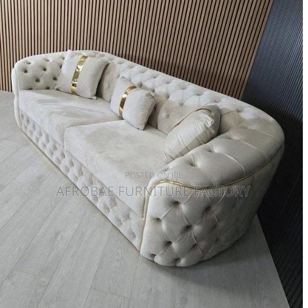 Buttoned Sofa Chair · Photo 2