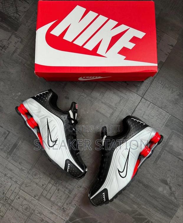 Nike Shox R4 Sneakers · Photo 4