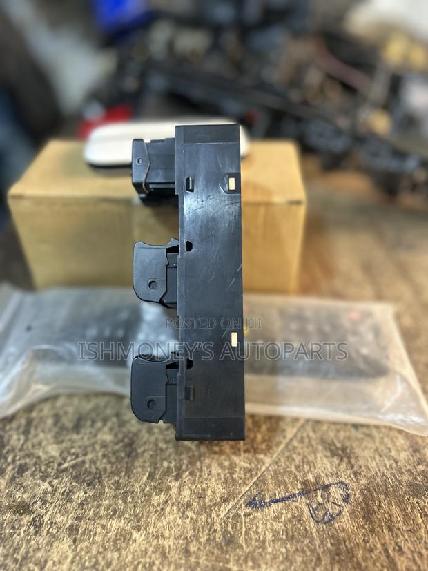 Nissan Rougue Power Window Switch photo 2