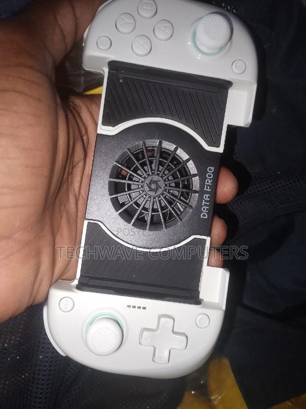 Switch, Smartphones Controller With Cooling System · Photo 4