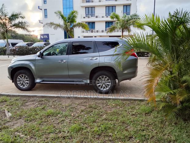 Mitsubishi Pajero Sport 2017 Gray photo 4