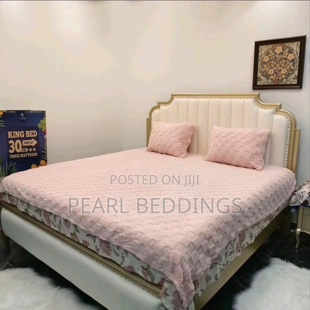 Premium Luxurious Soft and Comfy Flannel Blanket With 2 Pillowcases photo 2