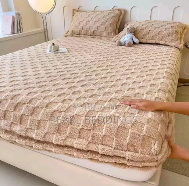 Premium Luxurious Soft and Comfy Flannel Blanket With 2 Pillowcases photo 3