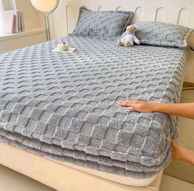Premium Luxurious Soft and Comfy Flannel Blanket With 2 Pillowcases photo 5
