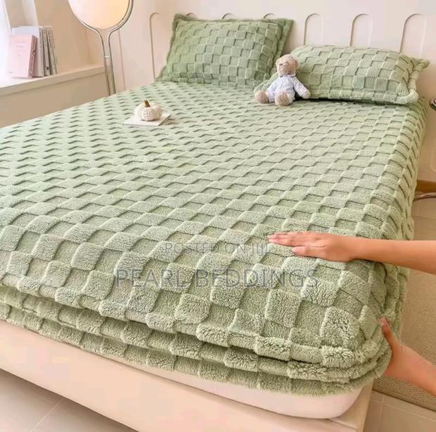 Premium Luxurious Soft and Comfy Flannel Blanket With 2 Pillowcases photo 6